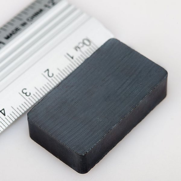 Feritový
  magnet kváder 40x25x10 mm - Y30BH