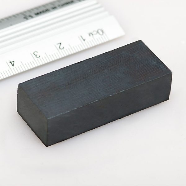 Feritový
  magnet kváder 48x22x10 mm - Y30BH