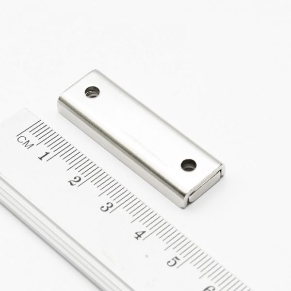 Magnet v
  puzdre s dierami pre skrutky 40x13,5x5 mm