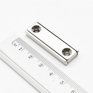 Magnet v
  puzdre s dierami pre skrutky 40x13,5x5 mm
