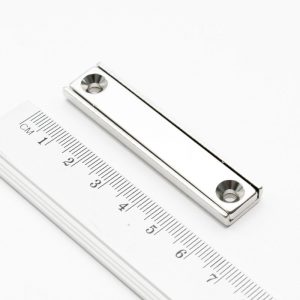 Magnet v
  puzdre s dierami pre skrutky 60x13,5x5 mm