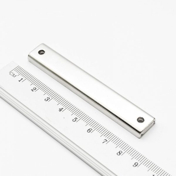Magnet v
  puzdre s dierami pre skrutky 80x13,5x5 mm