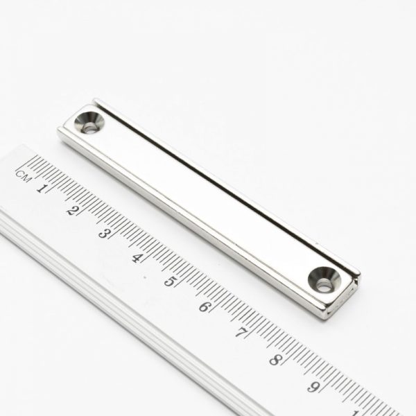 Magnet v
  puzdre s dierami pre skrutky 80x13,5x5 mm