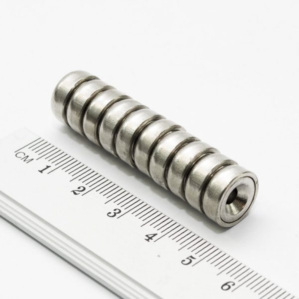 Magnet
  v puzdre s dierou pre skrutku 12x5 mm