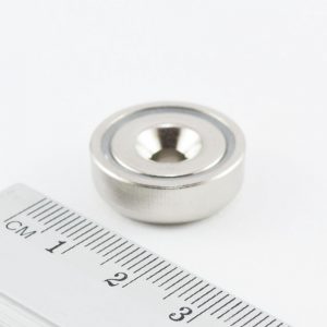 Magnet v
  puzdre s dierou pre skrutku 20x6 mm