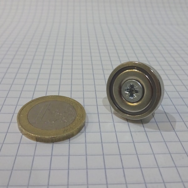Magnet v
  puzdre s dierou pre skrutku 20x6 mm