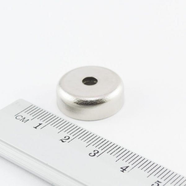 Magnet v puzdre s dierou pre skrutku 20x6 mm