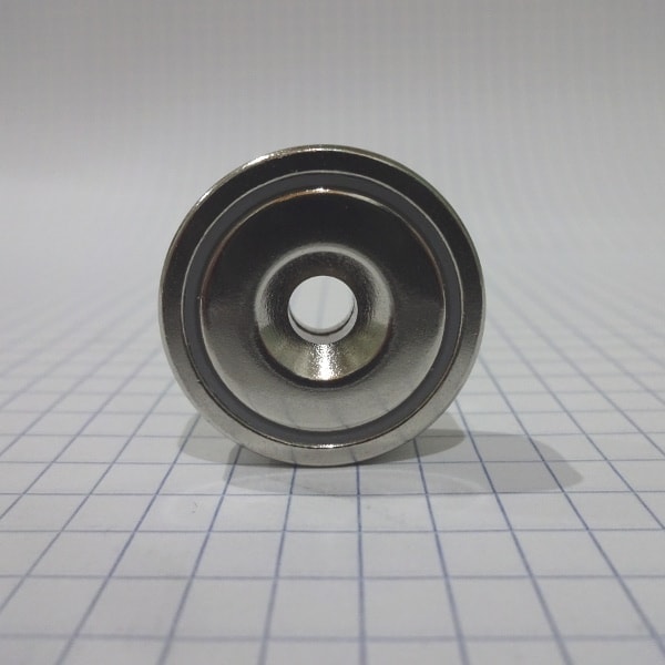 Magnet
  v puzdre s dierou pre skrutku 25x8 mm