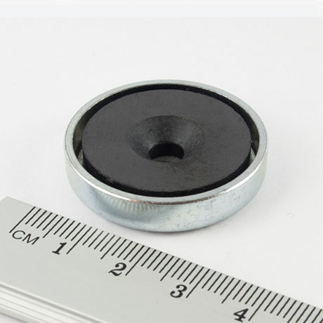 Magnet v
  puzdre s dierou pre skrutku 32x7 mm (feritový)