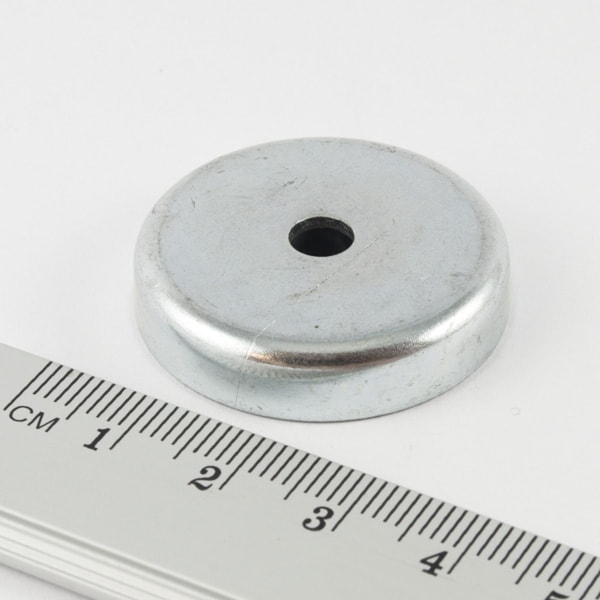 Magnet v
  puzdre s dierou pre skrutku 32x7 mm (feritový)