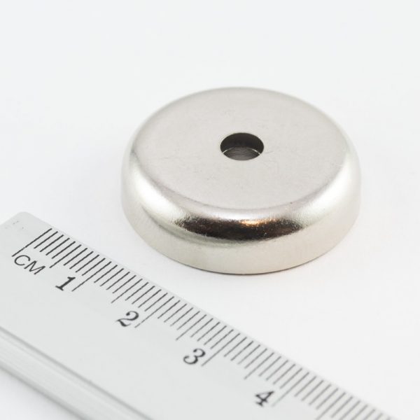 Magnet v puzdre s dierou pre skrutku 32x8 mm