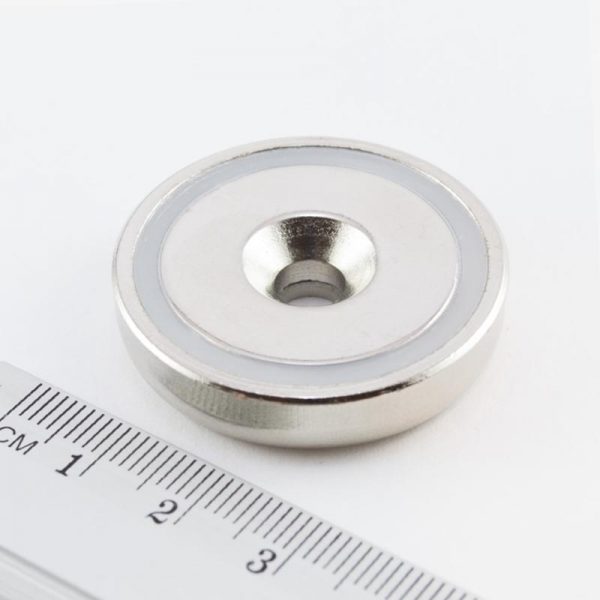 Magnet
  v puzdre s dierou pre skrutku 36x8 mm