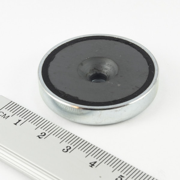 Magnet v
  puzdre s dierou pre skrutku 40x8 mm (feritový)