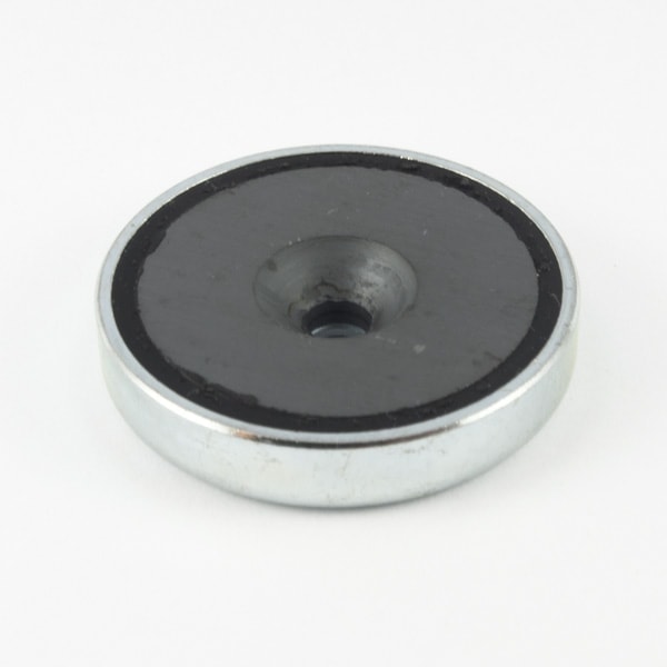 Magnet v
  puzdre s dierou pre skrutku 40x8 mm (feritový)