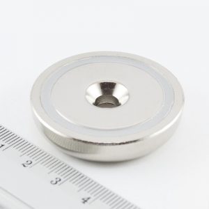 Magnet
  v puzdre s dierou pre skrutku 42x9 mm