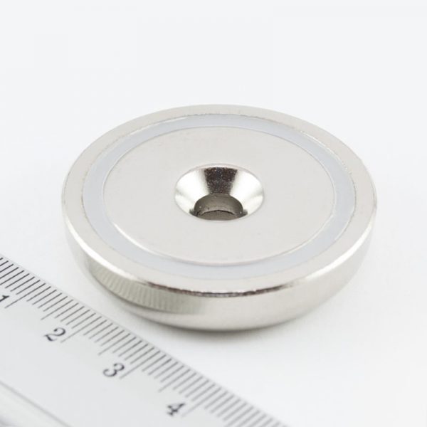 Magnet
  v puzdre s dierou pre skrutku 42x9 mm