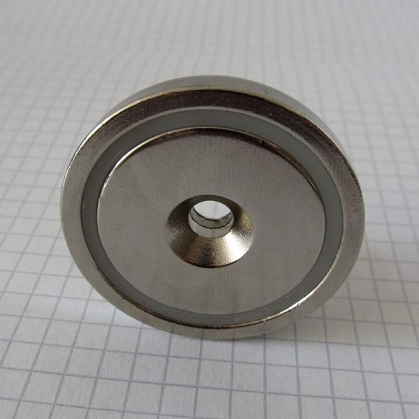 Magnet
  v puzdre s dierou pre skrutku 48x11,5 mm