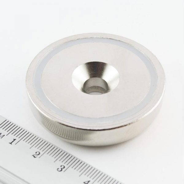Magnet
  v puzdre s dierou pre skrutku 48x11,5 mm