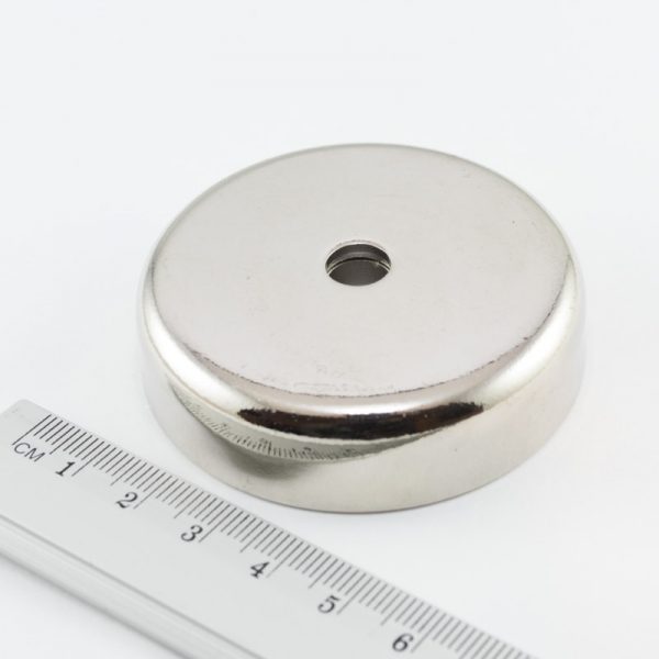Magnet
  v puzdre s dierou pre skrutku 60x15 mm