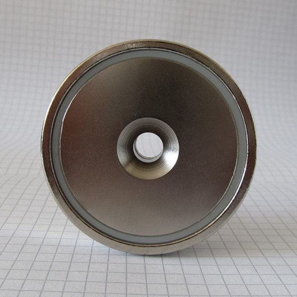 Magnet
  v puzdre s dierou pre skrutku 60x15 mm