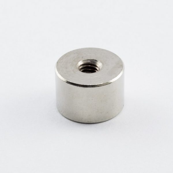 Magnet
  v puzdre s vnútorným závitom 12x8 mm