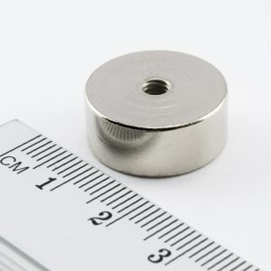 Magnet
  v puzdre s vnútorným závitom 19x8 mm