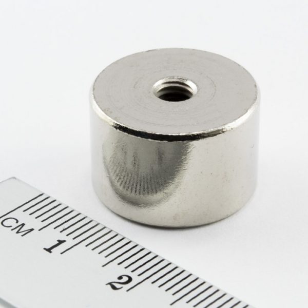 Magnet
  v puzdre s vnútorným závitom 20x13 mm