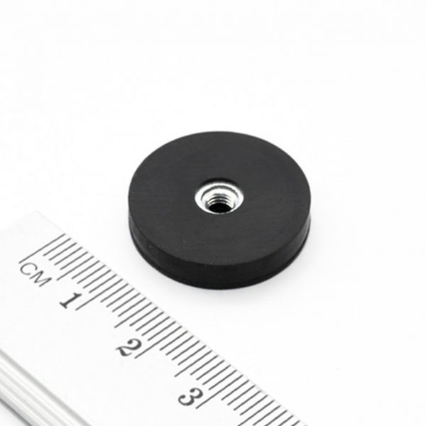 Magnet v
  puzdre s vnútorným závitom 22x6 mm pogumovaný