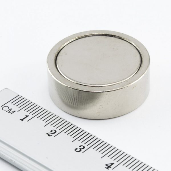 Magnet
  v puzdre s vnútorným závitom 29x10 mm