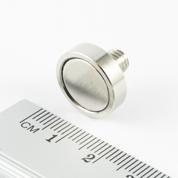 Magnet v
  puzdre s vonkajším závitom 16x4,5 mm, M5