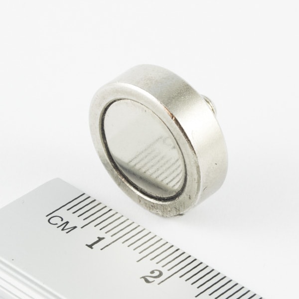 Magnet v
  puzdre s vonkajším závitom 20x5 mm