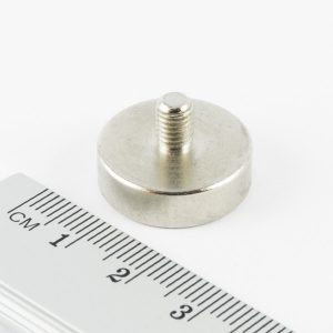 Magnet v
  puzdre s vonkajším závitom 20x5 mm