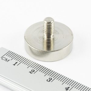 Magnet v
  puzdre s vonkajším závitom 25x7 mm