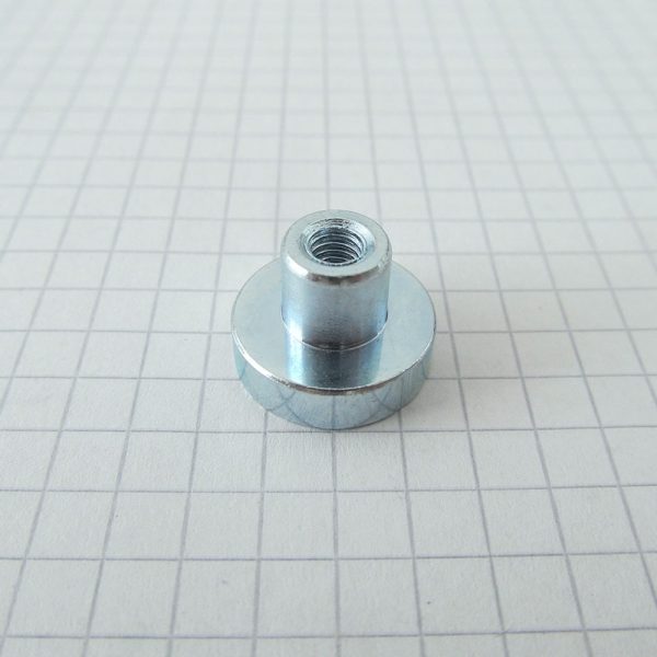 Magnet v puzdre s vysunutým vnútorným závitom 16x4,5 mm - N42