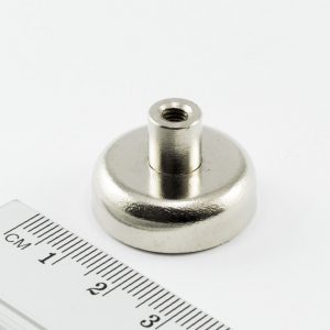 Magnet v
  puzdre s vysunutým vnútorným závitom 25x8 mm