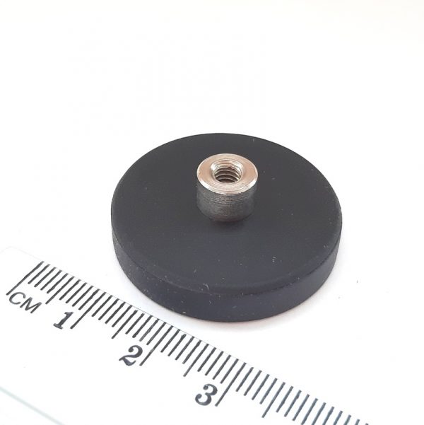 Magnet v
  puzdre s vysunutým vnútorným závitom 31x6 mm pogumovaný
