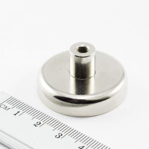 Magnet v
  puzdre s vysunutým vnútorným závitom 36x8 mm