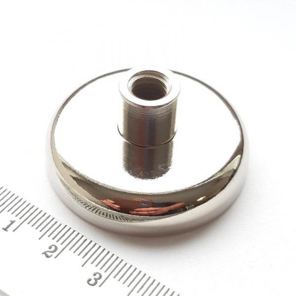 Magnet v puzdre s vysunutým vnútorným závitom 42x9 mm