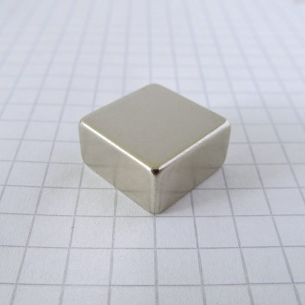 Neodýmový
  magnet kváder 15x15x8 mm - N38