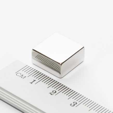 Neodýmový
  magnet kváder 15x15x8 mm - N38