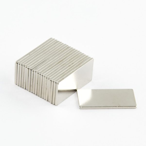 Neodýmový
  magnet kváder 20x10x1 mm - N38