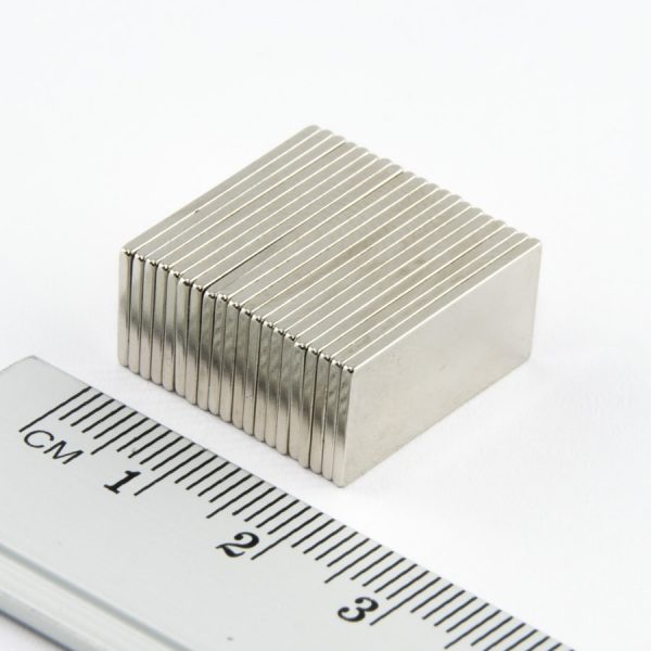 Neodýmový
  magnet kváder 20x10x1 mm - N38