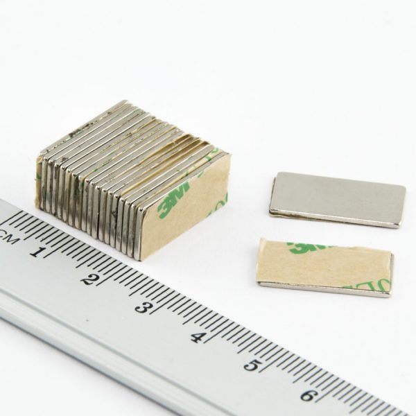 Neodýmový
  magnet kváder 20x10x1 mm so samolepkou (južný pól na strane bez samolepky) -
  N38