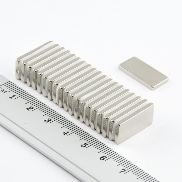 Neodýmový
  magnet kváder 20x10x2 mm - N33