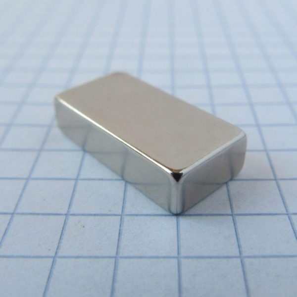 Neodýmový magnet kváder 20x10x5 mm - N35