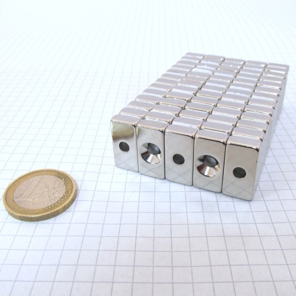 Neodýmový
  magnet kváder 20x10x5 mm s dierou (južný pól na strane s priehlbinou) - N38