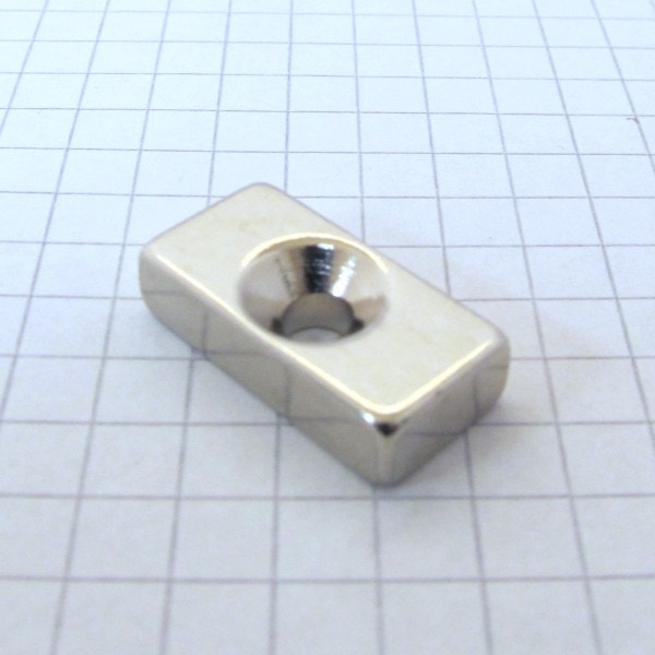 Neodýmový
  magnet kváder 20x10x5 mm s dierou (južný pól na strane s priehlbinou) - N38