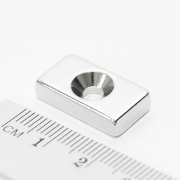Neodýmový
  magnet kváder 20x10x5 mm s dierou (severný pól na strane s priehlbinou) - N38