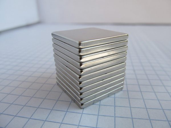 Neodýmový
  magnet kváder 20x20x2 mm - N38