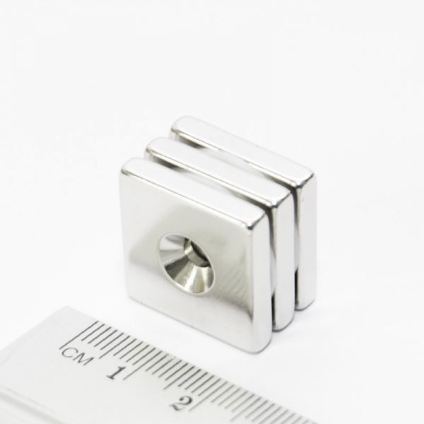 Neodýmový
  magnet kváder 20x20x4 mm s dierou (južný pól na strane s priehlbinou) - N38